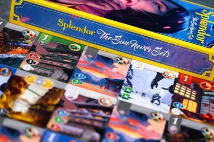 SPLENDOR: СЛЪНЦЕТО НИКОГА НЕ ЗАЛЯЗВА